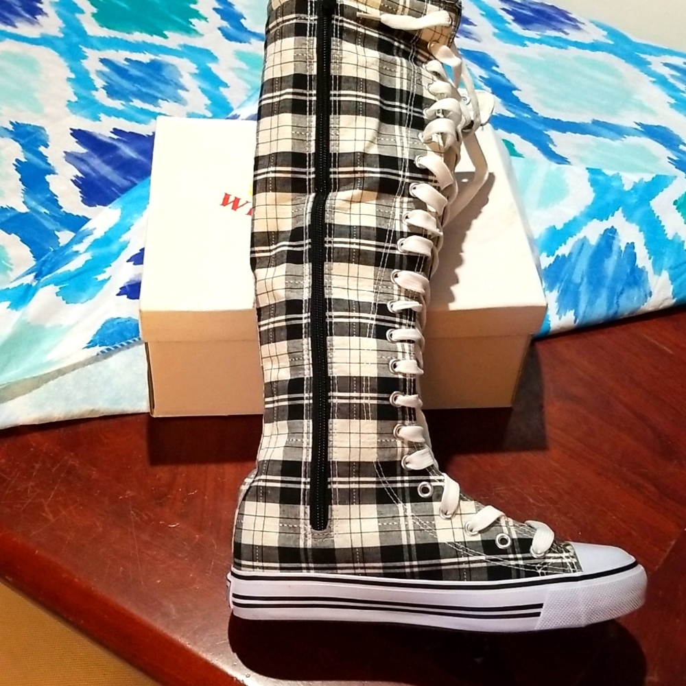 Lace up sneaker